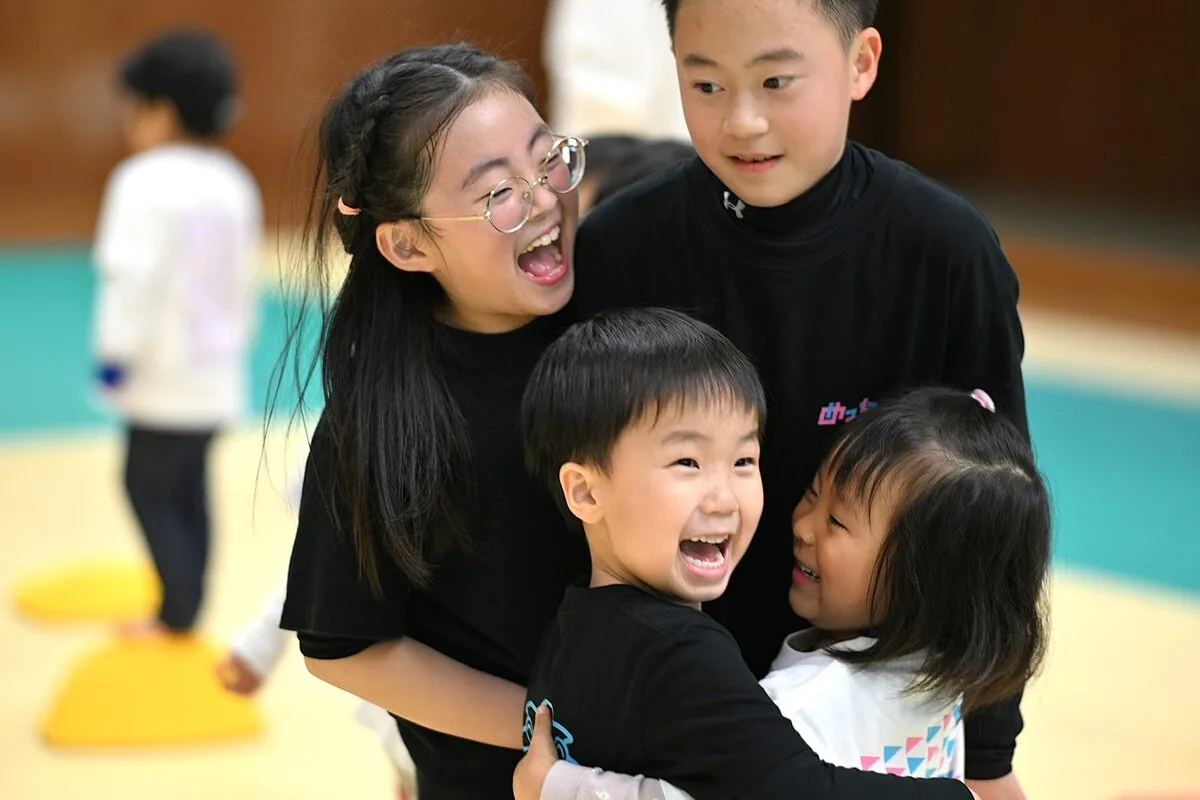 大笑いしながら抱き合うこどもたち