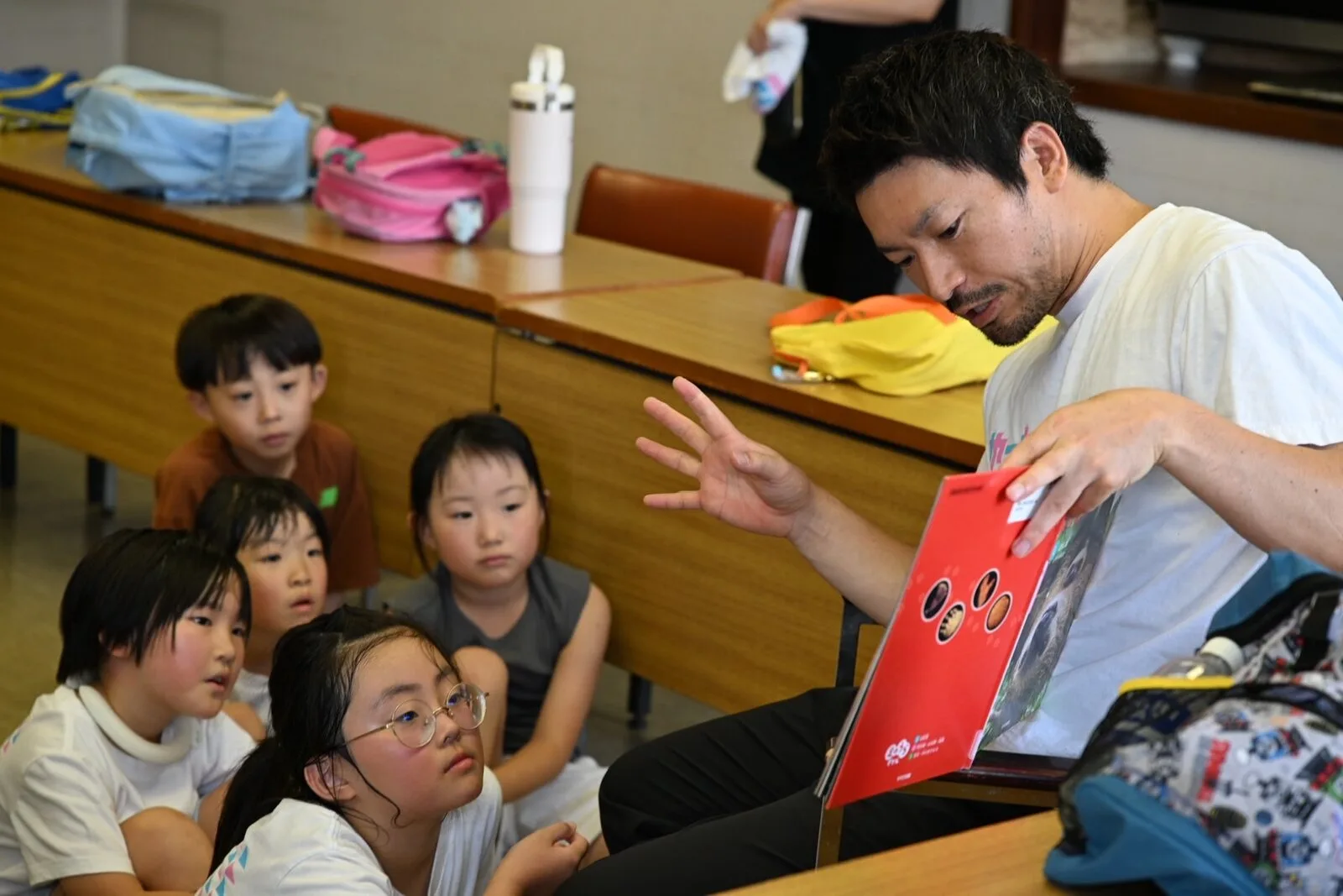 代表の読み聞かせに夢中で聞き入るこどもたち
