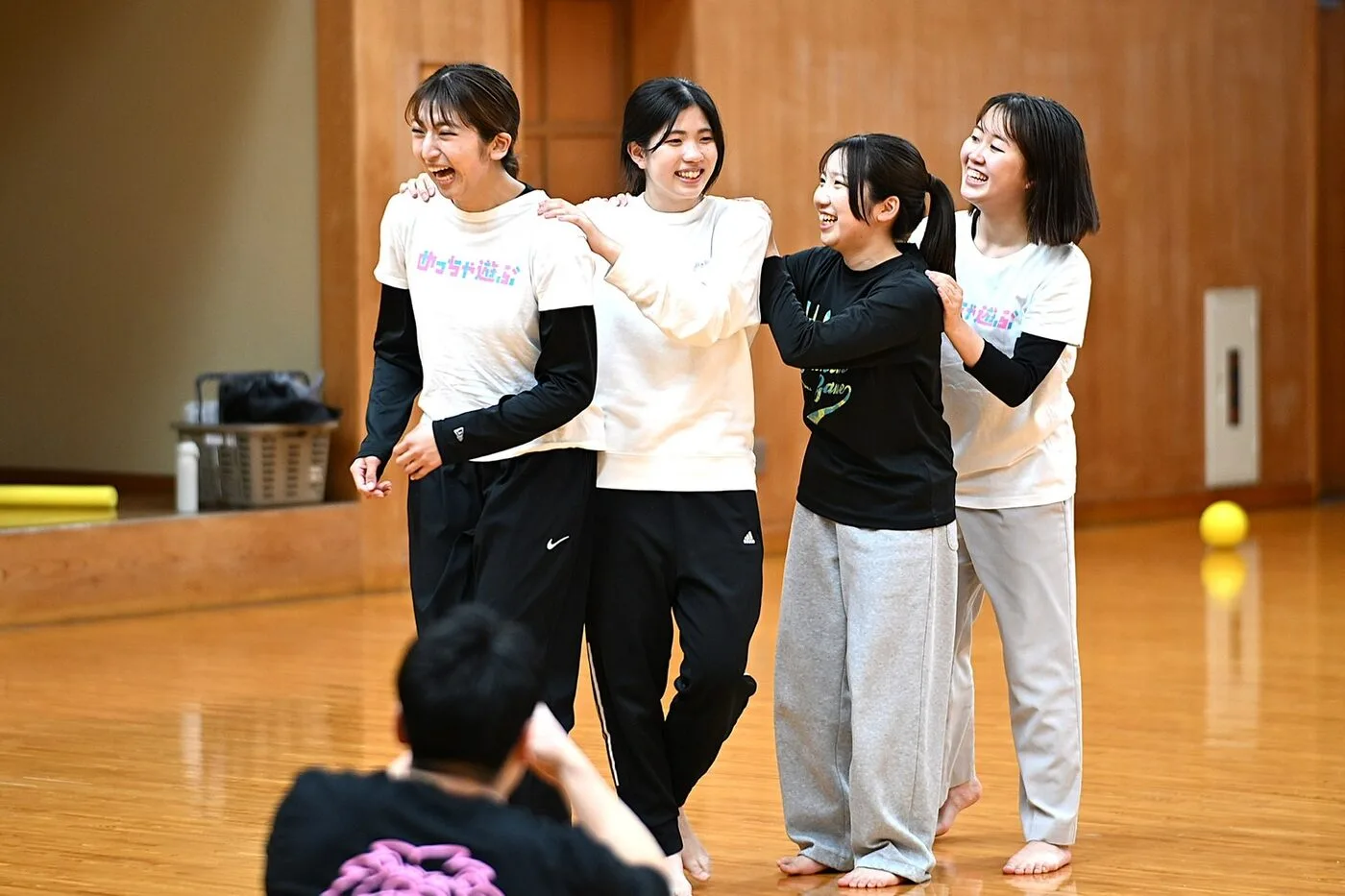 笑顔で寄り添う芦田塾のスタッフたち