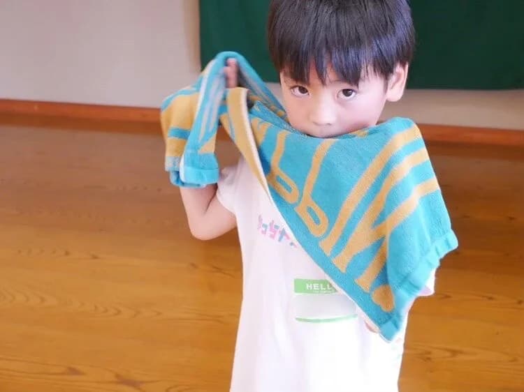 タオルを手に一息つくこどもの様子